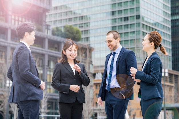 Equipe de negócios de terno falando sobre distrito de negócios