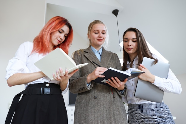 Equipe de negócios de três jovens no escritório