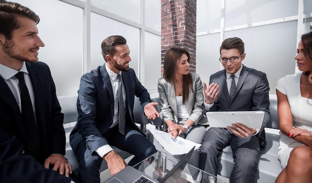 Equipe de negócios discute novas ideias usando novas tecnologiasnegócios e tecnologia