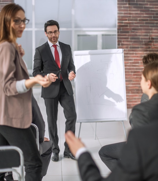 Equipe de negócios discutindo a apresentação de um novo conceito de negócio de projeto