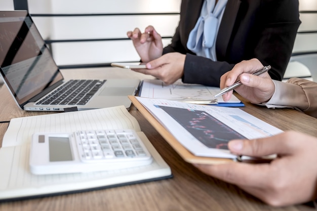 Equipe de negócios discutindo a cooperação do parceiro para o planejamento do projeto de marketing de negociação de investimentos