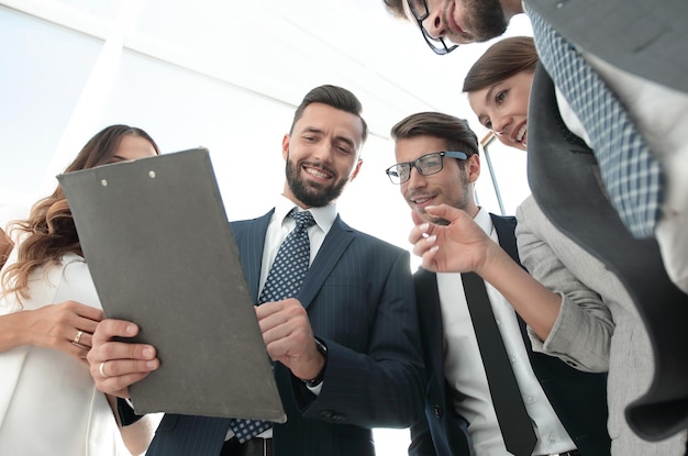 Equipe de negócios discutindo a estratégia financeira do conceito de empresabusiness