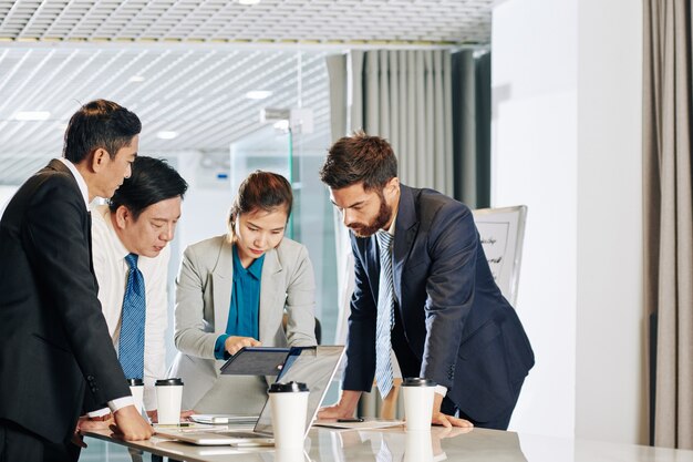 Equipe de negócios discutindo crise financeira global