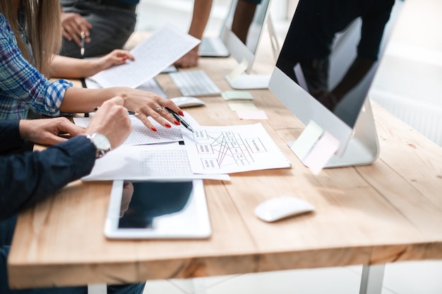 Equipe de negócios discutindo documentação para novo projeto