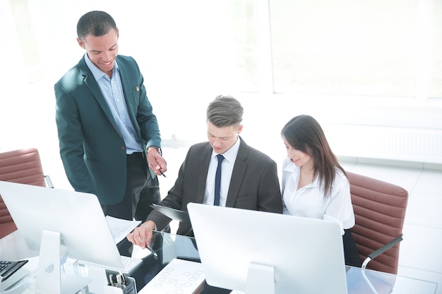 Equipe de negócios discutindo documentos de negócios no local de trabalho. Foto com espaço de cópia