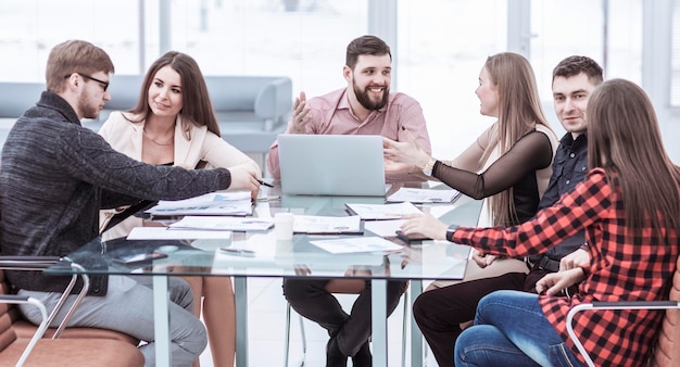 Equipe de negócios discutindo documentos financeiros no local de trabalho