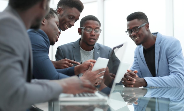 Equipe de negócios discutindo documentos na reunião de trabalho