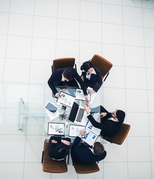 equipe de negócios discutindo esquemas de marketing e cronogramas financeiros