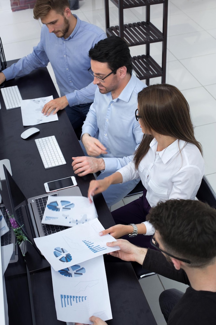 Foto equipe de negócios discutindo esquemas de marketingestratégia de conceito de negócios