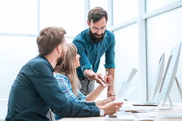 Equipe de negócios discutindo foto de documentos financeiros com espaço de cópia