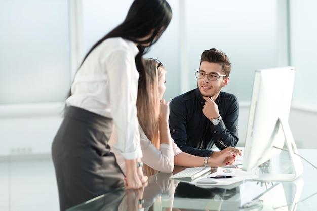 Equipe de negócios discutindo ideias para um novo projeto de negócios