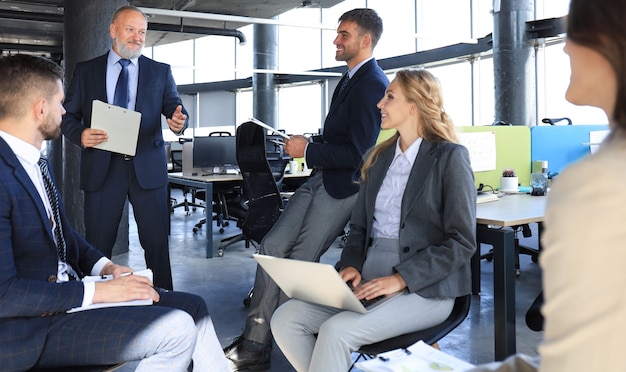 Equipe de negócios discutindo juntos planos de negócios no escritório.