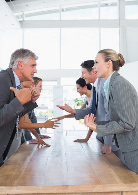 Equipe de negócios discutindo juntos