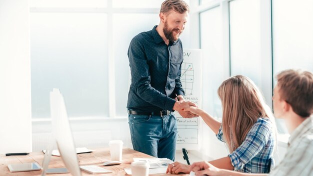 Equipe de negócios, discutindo novas idéias em uma reunião no escritório. o conceito de trabalho em equipe