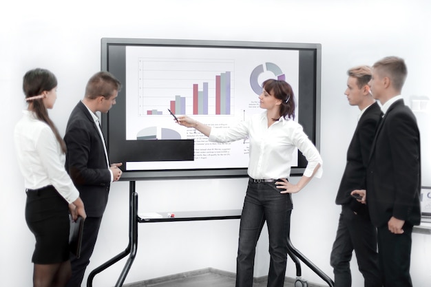 Foto equipe de negócios discutindo o cronograma financeiro