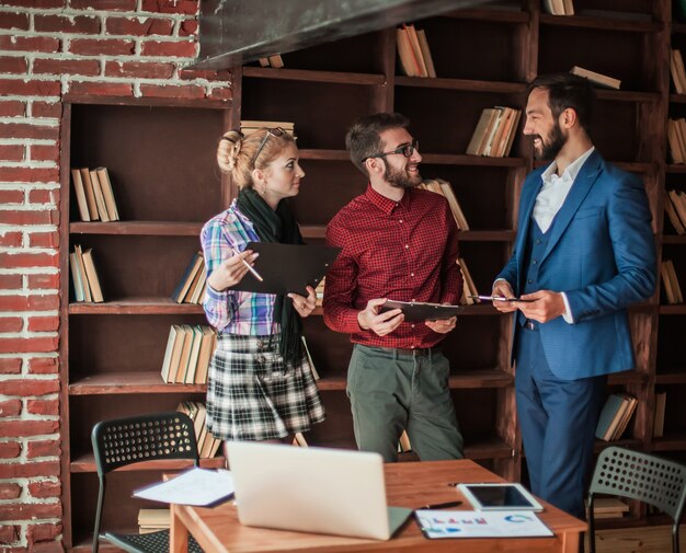 equipe de negócios discutindo o plano de trabalho em um escritório moderno