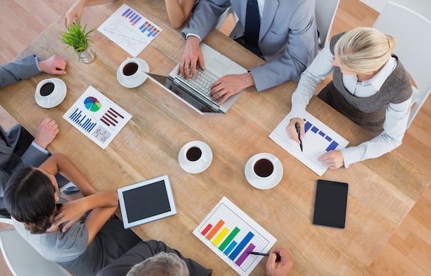 Equipe de negócios discutindo os gráficos