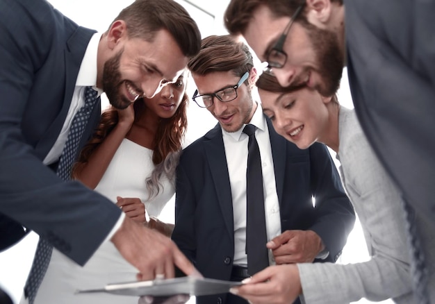 Equipe de negócios discutindo os termos do contrato em pé perto da mesa do escritório