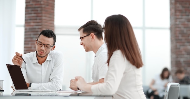 Equipe de negócios discutindo plano de desenvolvimento e novo projeto. dias de semana de escritório