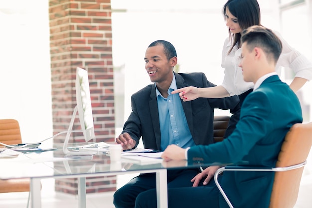 Equipe de negócios discutindo problemas de trabalho sentado em sua mesa