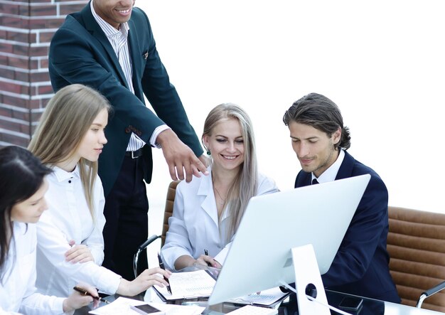 Equipe de negócios discutindo questões de negócios em um escritório moderno