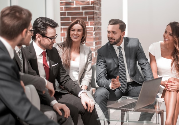 Equipe de negócios discutindo questões de negócios no saguão do centro de negócios