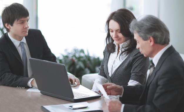 Equipe de negócios discutindo questões de negócios sentados em sua mesa