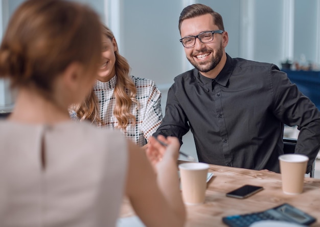 Equipe de negócios discutindo questões de negócios sobre uma xícara de café o conceito de trabalho em equipe