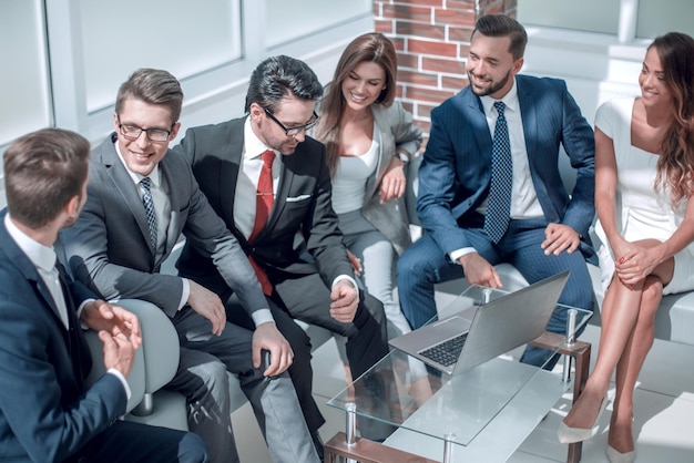 Equipe de negócios discutindo questões de negócios