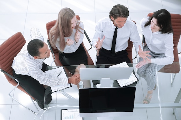 Equipe de negócios discutindo um documento de negócios.