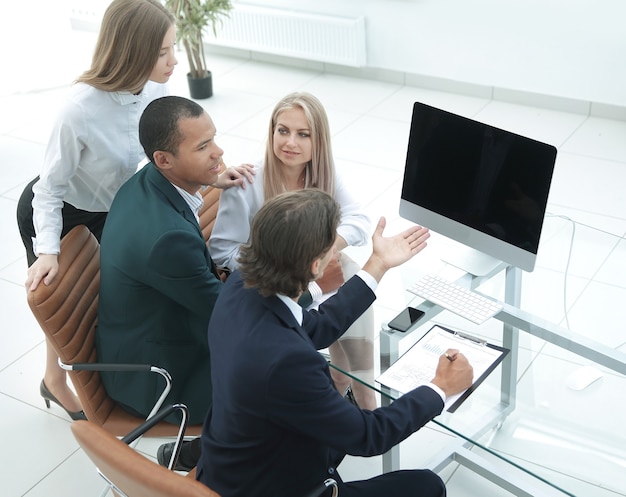 Equipe de negócios discutindo um novo plano de negócios