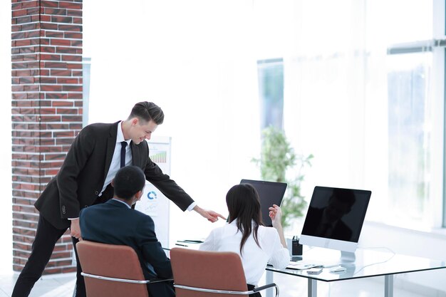 Equipe de negócios discutindo um novo projeto financeiro