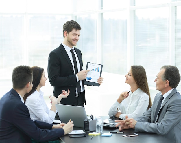 Equipe de negócios discutindo um projeto financeiro bem sucedido