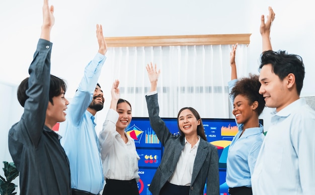 Equipe de negócios diversificada celebra reunião bem-sucedida com expressões de felicidade em reunião de escritório corporativo representam unidade sucesso e integridade profissional Concord