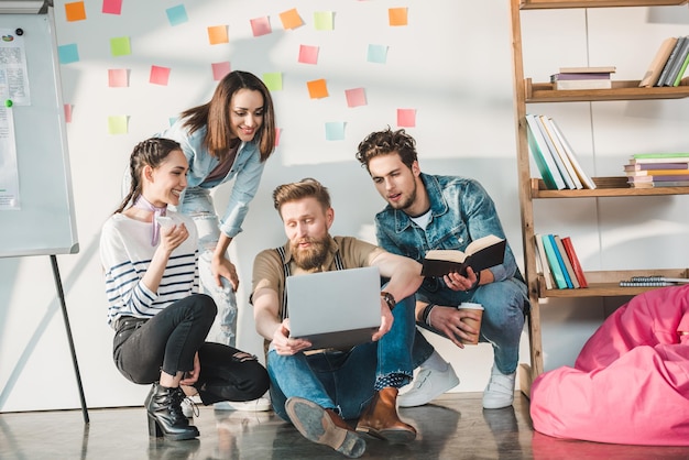 Equipe de negócios diversificada pesquisando ideias em um espaço de trabalho leve