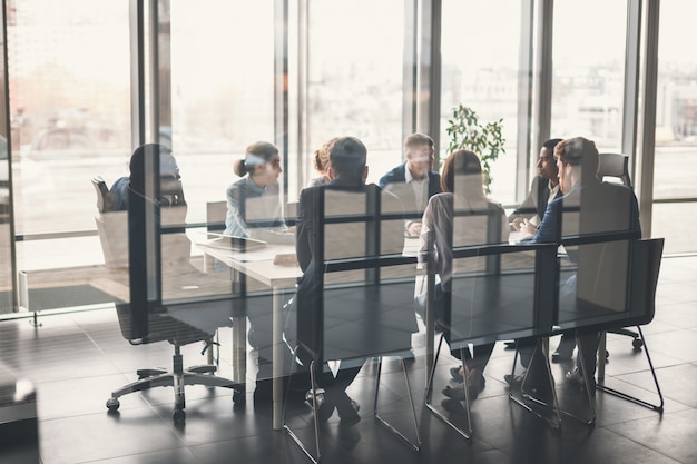 Foto equipe de negócios e gerente em uma reunião