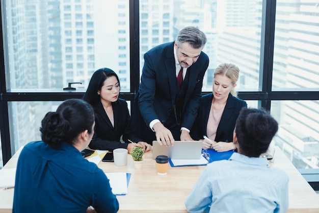 Equipe de negócios e gerente na sala de reuniões.