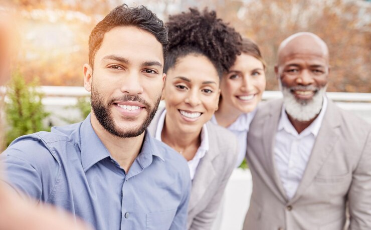 Foto equipe de negócios e selfie do lado de fora com sorriso, orgulho e felicidade trabalhando em conjunto com a diversidade rosto feliz de sucesso dos funcionários tirando fotos de grupo ao ar livre para comemorar conquistas ou objetivos