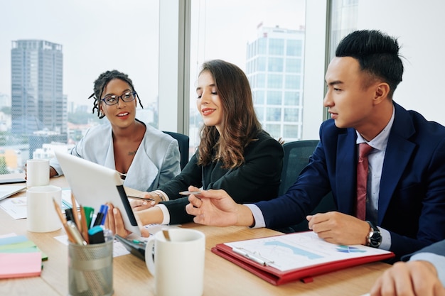 Equipe de negócios em sessão de brainstorming