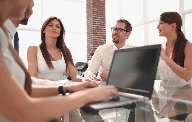 Equipe de negócios em uma oficina em um conceito moderno de escritório