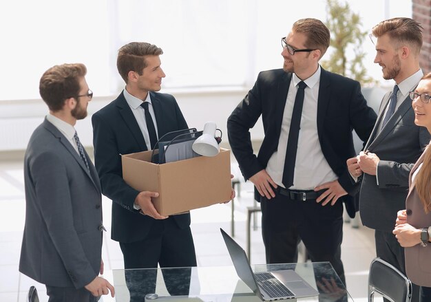 Equipe de negócios encontra um novo funcionário