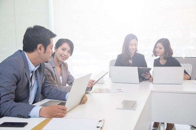 Equipe de negócios encontrando pessoas no escritório.