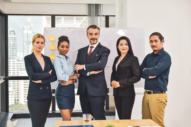 Equipe de negócios esperando no escritório