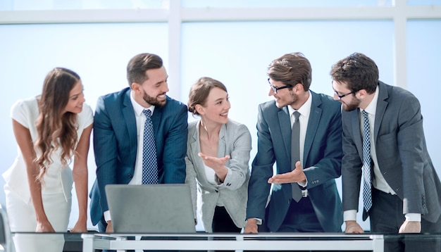 Equipe de negócios está discutindo informações on-line