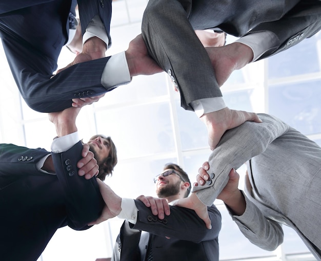 Foto equipe de negócios estão tomando as mãos uns dos outros