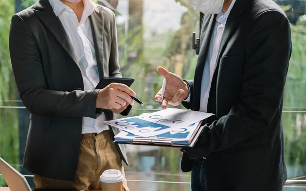 Equipe de negócios executiva profissional de brainstorming sobre reunião para planejamento de trabalho de projeto de investimento e estratégia de conversa com o parceiro e consultoria no escritório