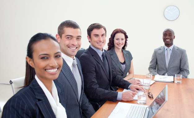 Equipe de negócios falando em uma reunião