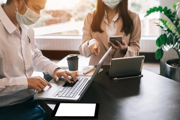 Equipe de negócios fazendo papelada sentado no café na conferência Equipe de negócios focada aprendendo gráficos financeiros trabalhando em projeto corporativo na reunião de briefing