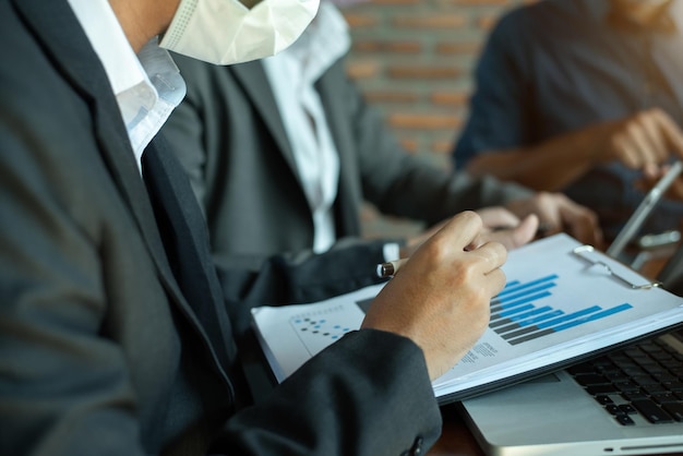 Equipe de negócios fazendo papelada sentado no café na conferência equipe de negócios focada aprendendo gráficos financeiros trabalhando em projeto corporativo