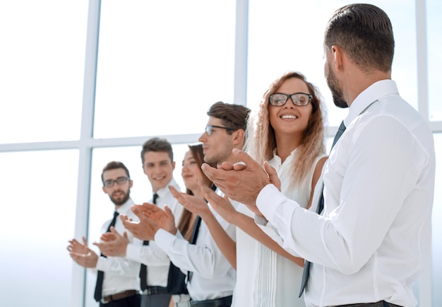 Equipe de negócios feliz aplaude em pé no escritório